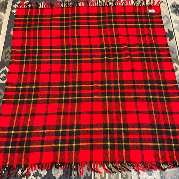 Vtg Faribo USA Red Tartan Plaid Fluff Loomed Fringed Stadium Throw Blanket - Picture 4 of 6